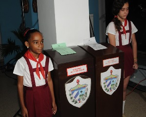 elecciones-2 niños urnas