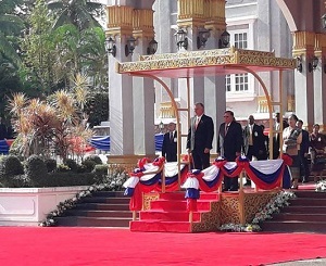 Canel Laos-por-el-Presidente-Bounnhang-Vorachith-en-el-Palacio-Presidencial-de-Laos.-580x435